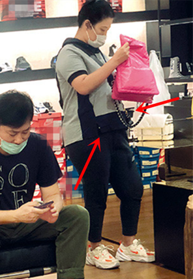 邵仲衡|怀孕了？56岁邵仲衡携妻逛街，妻子腹部隆起孕味浓，两人结婚19年