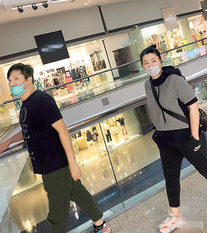 邵仲衡|怀孕了？56岁邵仲衡携妻逛街，妻子腹部隆起孕味浓，两人结婚19年