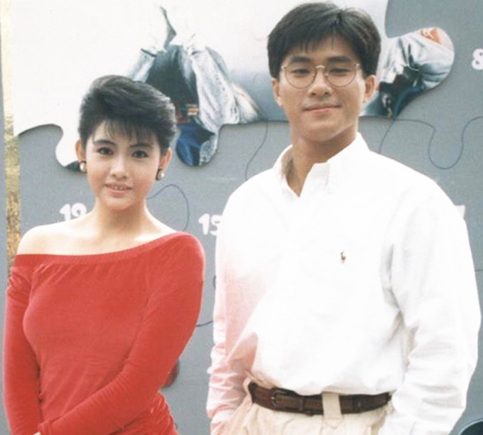 邵仲衡|怀孕了？56岁邵仲衡携妻逛街，妻子腹部隆起孕味浓，两人结婚19年