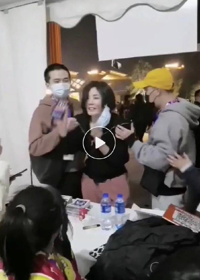 王菲|王菲观看户外音乐会，与男粉丝贴脸合影超随和，还把手机弄丢了