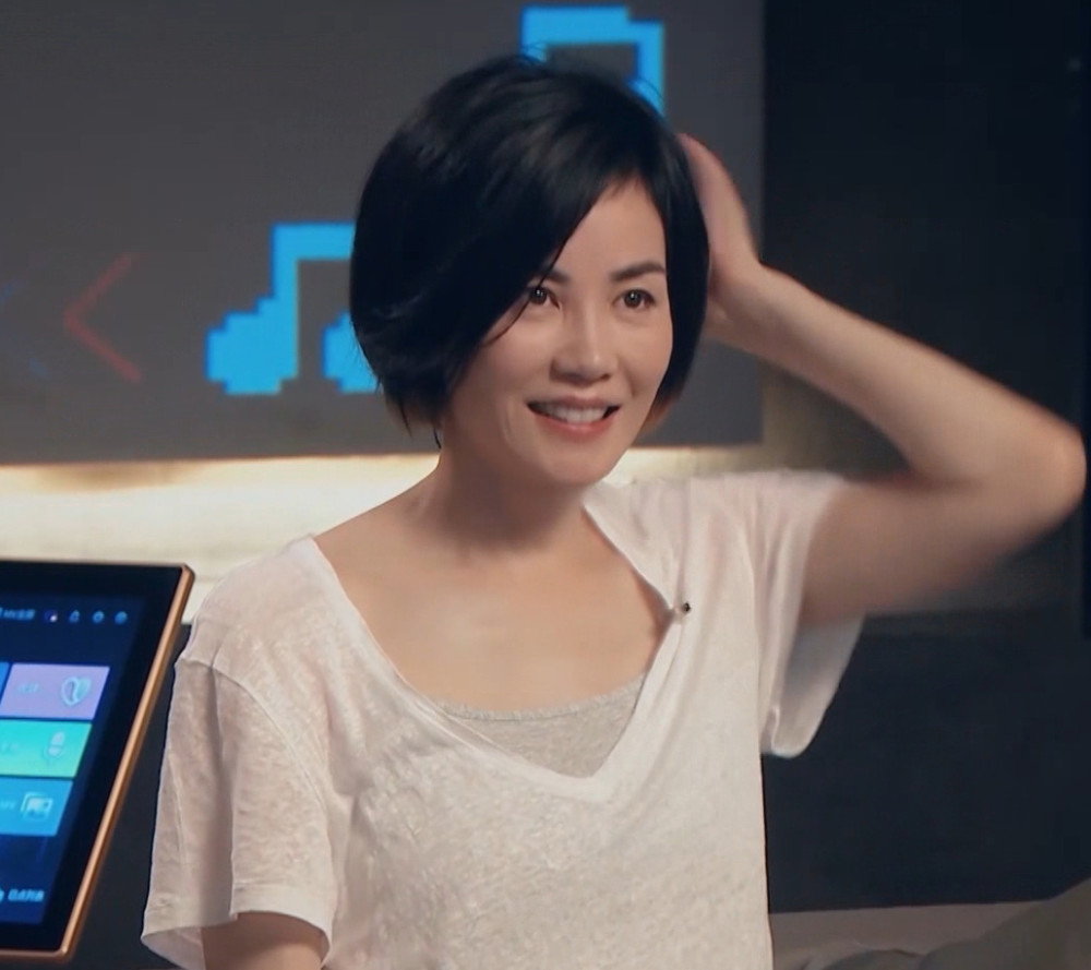 王菲|王菲观看户外音乐会，与男粉丝贴脸合影超随和，还把手机弄丢了