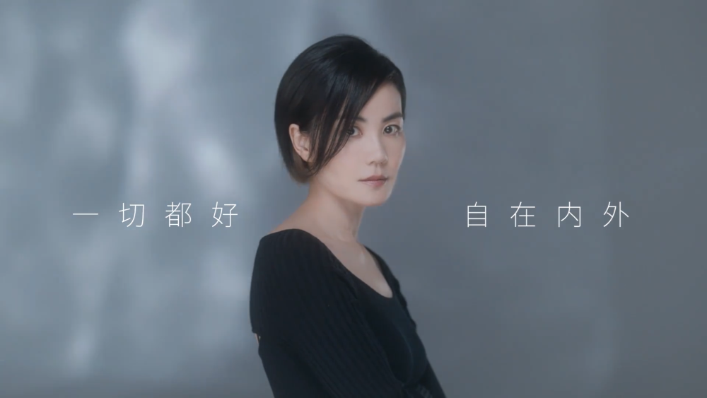 王菲|王菲观看户外音乐会，与男粉丝贴脸合影超随和，还把手机弄丢了