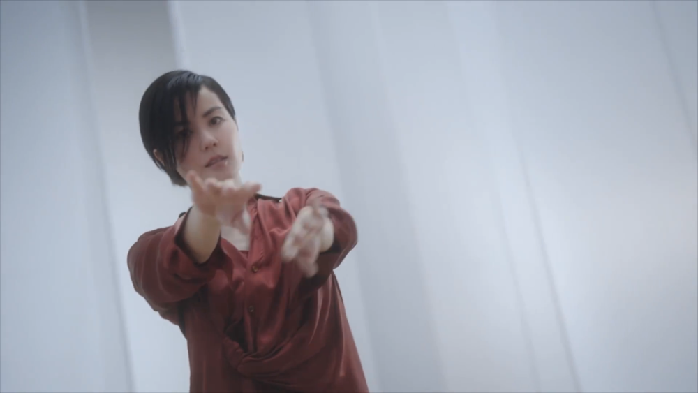 王菲|王菲观看户外音乐会，与男粉丝贴脸合影超随和，还把手机弄丢了