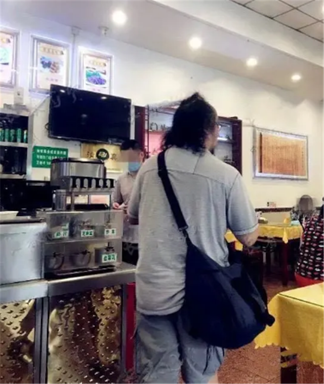 王菲|王菲观看户外音乐会，与男粉丝贴脸合影超随和，还把手机弄丢了