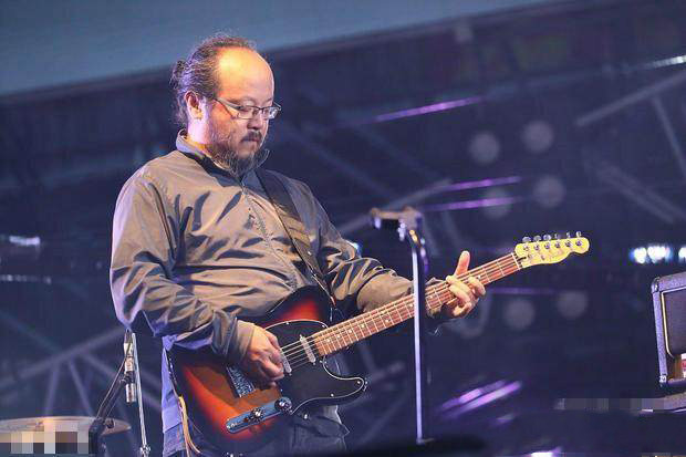 王菲|王菲观看户外音乐会，与男粉丝贴脸合影超随和，还把手机弄丢了