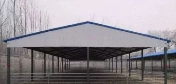 房顶可以使用单层或者双层彩钢瓦,下面主要讲述如何用彩钢瓦搭羊舍