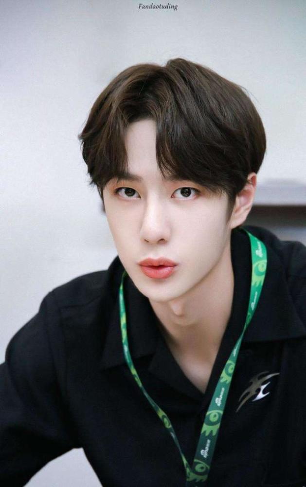 王一博|万能王一博参加摩托车比赛！到底还有多少面没有展示给我们！期待