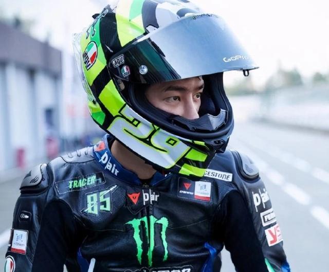 胡通明|王一博摔车后，亲自上前理论飙了句脏话：一直撞我！