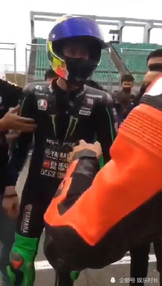 胡通明|王一博摔车后，亲自上前理论飙了句脏话：一直撞我！