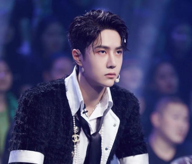 胡通明|王一博摔车后，亲自上前理论飙了句脏话：一直撞我！