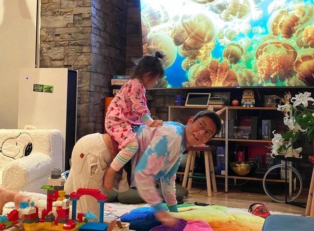 陈冠希|陈冠希40岁生日，秦舒培晒父女今昔对比照，女儿暖心做雕塑送爸爸