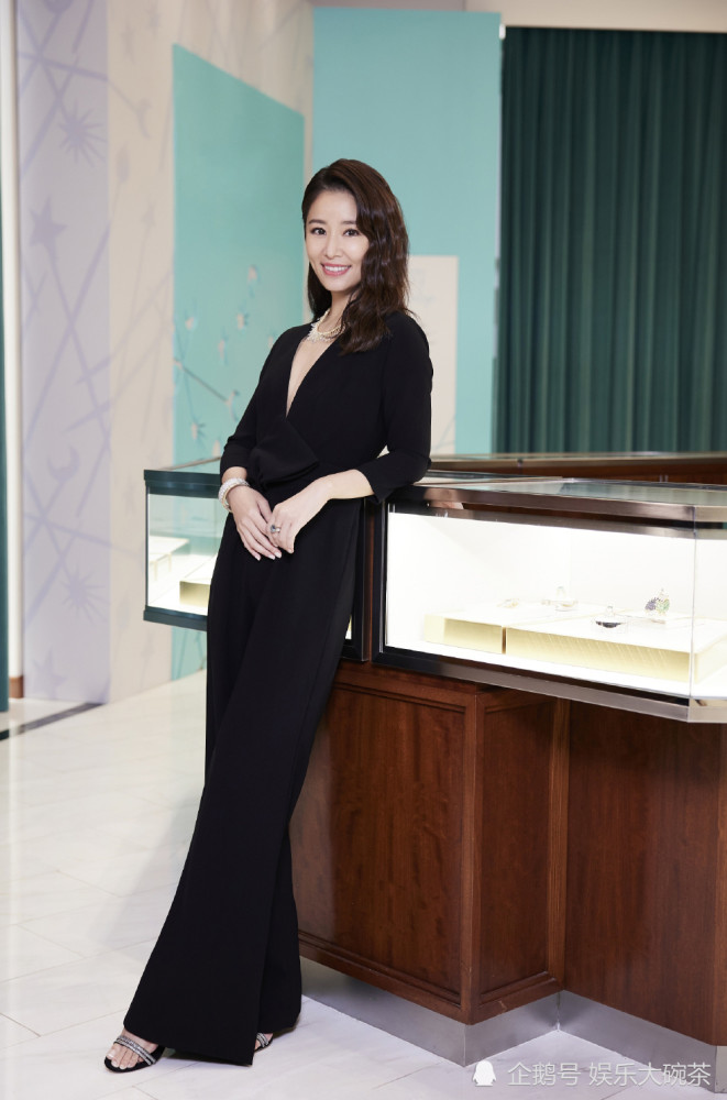 林心如|林心如这才叫优雅！黑白两套造型惊艳亮相，典雅端庄女神忒养眼