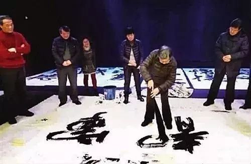 周慧珺|年过八旬周慧珺挥笔写大字，气势凌云！