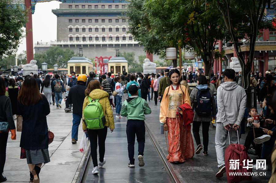 前门大街|国潮市集亮相前门大街 游客沉浸式体验中国风
