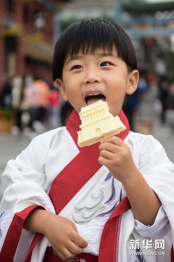 前门大街|国潮市集亮相前门大街 游客沉浸式体验中国风