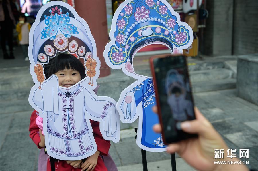 前门大街|国潮市集亮相前门大街 游客沉浸式体验中国风
