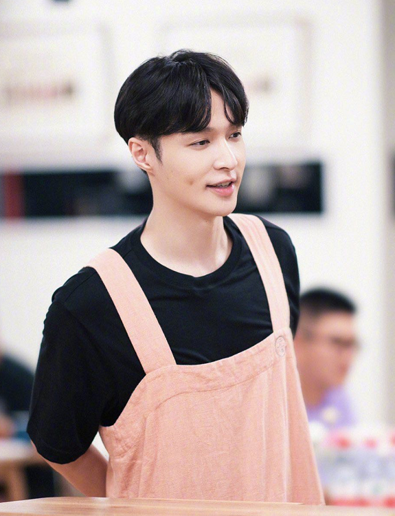 张艺兴|同为流量明星生日，张艺兴登世界趋势榜获祝福，肖战却无人问津