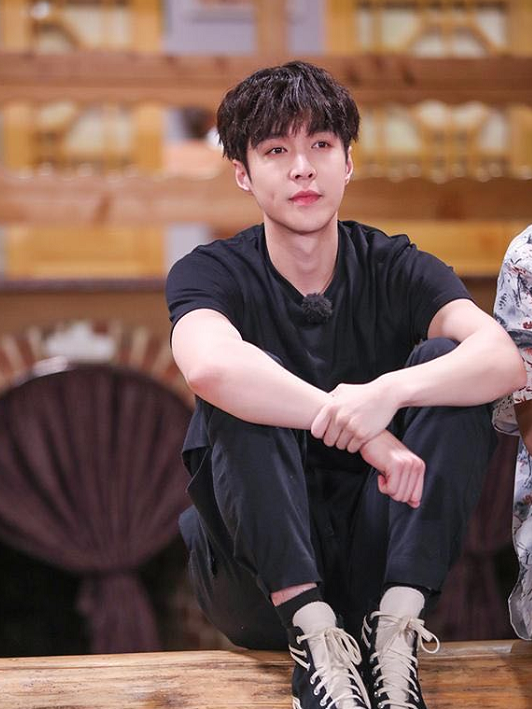 张艺兴|同为流量明星生日，张艺兴登世界趋势榜获祝福，肖战却无人问津