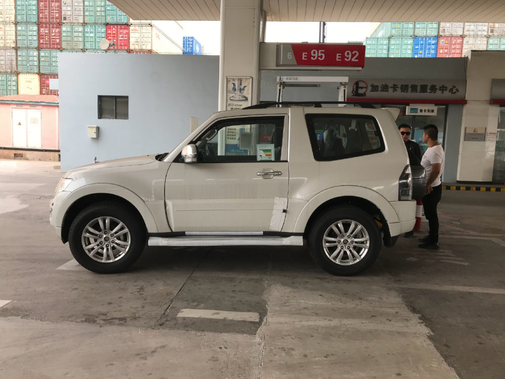 真正的三菱帕杰罗山猫三门6缸动力短轴造型比新款吉姆尼霸气