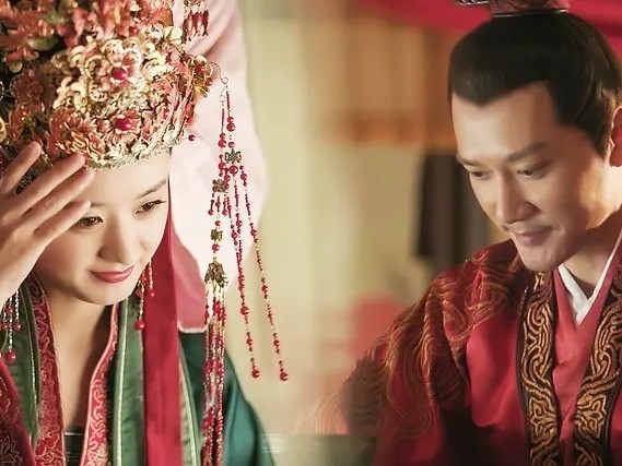 赵丽颖|赵丽颖发文为二叔庆生，冯绍峰《创业年代》登央视，期待《有翡》