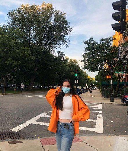 李连杰|李连杰小女儿近照穿露脐装，笑意满满似名媛，看不出曾患抑郁症