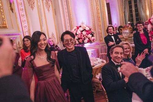 李连杰|李连杰小女儿近照穿露脐装，笑意满满似名媛，看不出曾患抑郁症