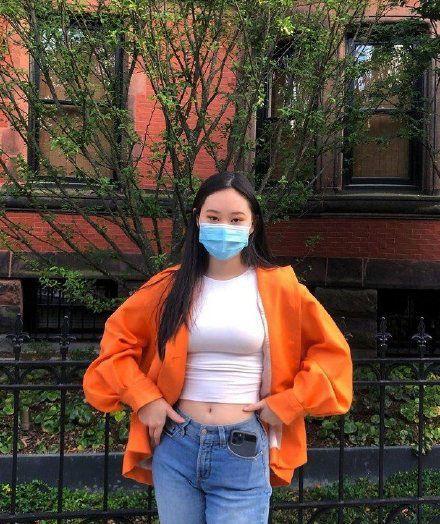 李连杰|李连杰小女儿近照穿露脐装，笑意满满似名媛，看不出曾患抑郁症