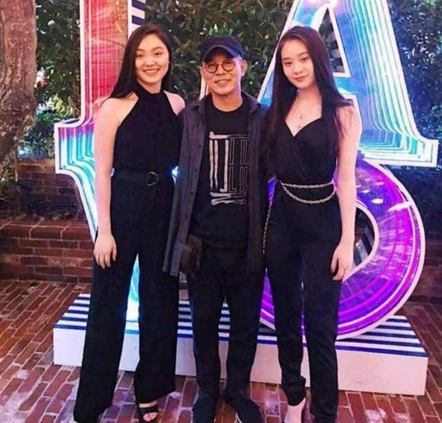 李连杰|李连杰小女儿近照穿露脐装，笑意满满似名媛，看不出曾患抑郁症