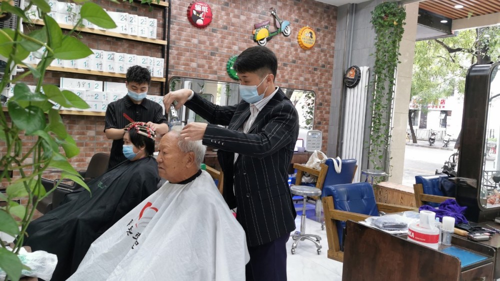 叶伟兵|一元钱能干什么？在这里60岁老人可以美美地剪一次发，22年不变