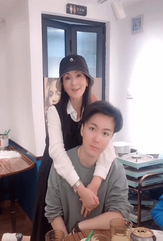 照片中,孟智超的妈妈,在25年前,还是非常年前漂亮的,留着一头黑黑的