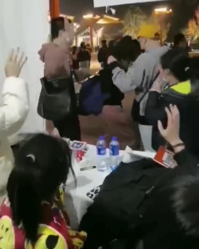 王菲|王菲音乐节疯玩丢手机，搂男粉贴脸合影，不怕谢霆锋吃醋？