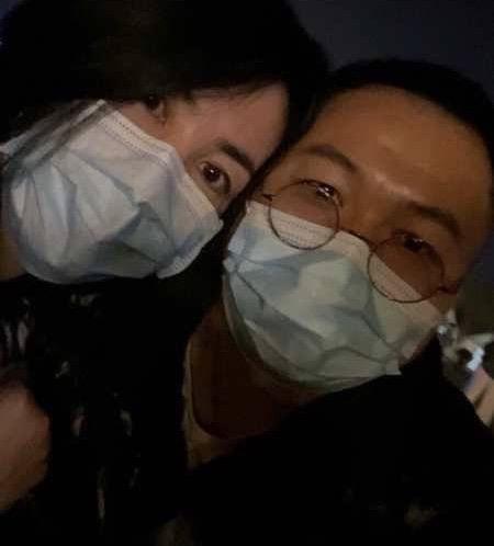 王菲|王菲音乐节疯玩丢手机，搂男粉贴脸合影，不怕谢霆锋吃醋？