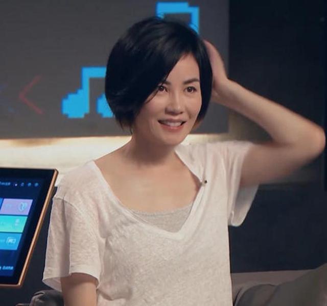 王菲|王菲音乐节疯玩丢手机，搂男粉贴脸合影，不怕谢霆锋吃醋？