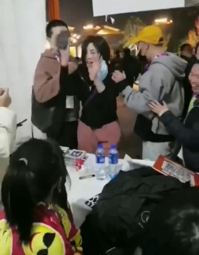 王菲|王菲音乐节疯玩丢手机，搂男粉贴脸合影，不怕谢霆锋吃醋？