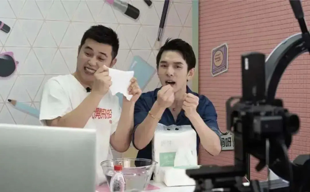 李佳琦|李佳琦小助理活成顶级富豪，直播真的来钱这么快吗？