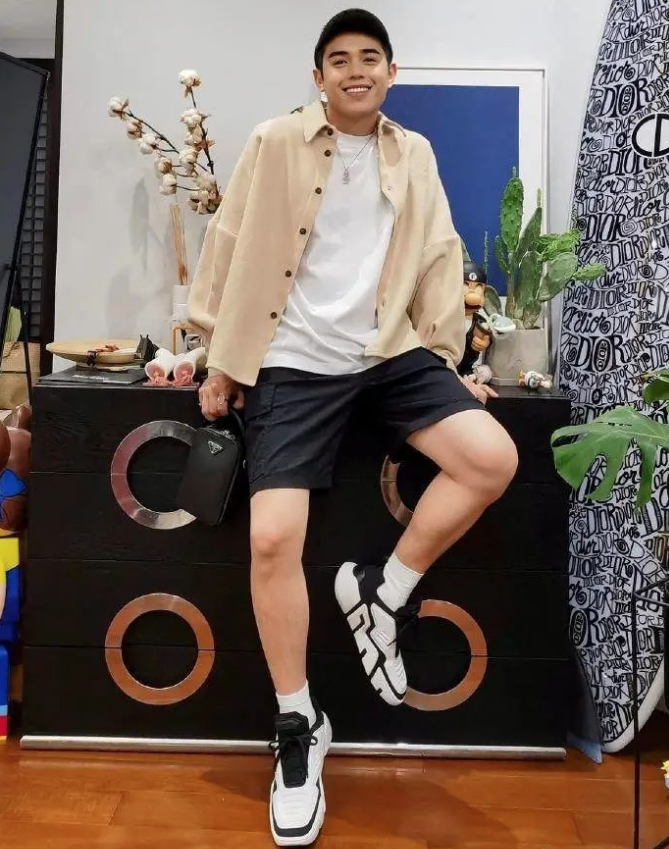 李佳琦|李佳琦小助理活成顶级富豪，直播真的来钱这么快吗？