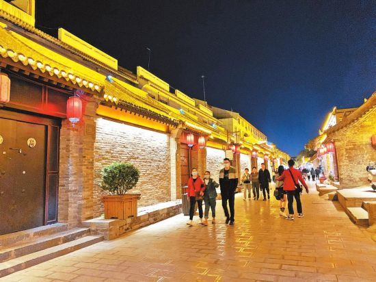 图为仓巷街的迷人夜色.杨之甜摄图为郭土楼村村民在景区当义工.