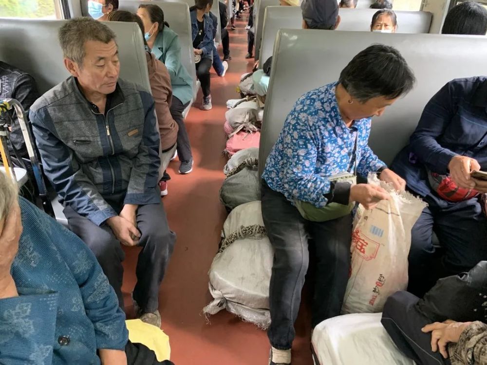 8点41分,列车到达南湾子站,"大筐队"上车了,车厢过道迅速被装满山楂