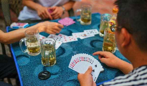 浙江男子迷恋双扣,开车时让妻子帮打输了,一气之下把妻子丢高速服务区