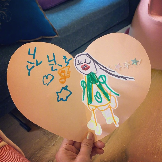 贾静雯|贾静雯晒46岁庆生照，修杰楷梧桐妹左右献吻，咘咘波妞礼物超贴心