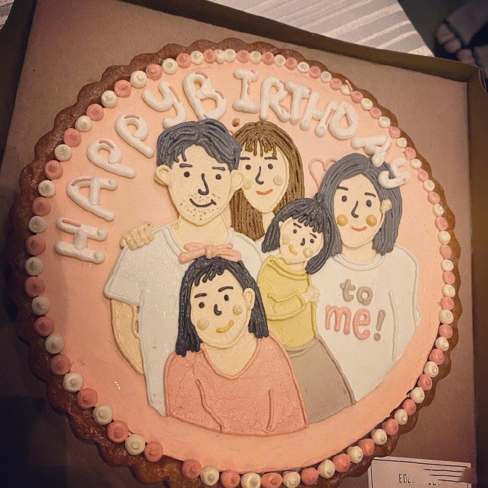 贾静雯|贾静雯晒46岁庆生照，修杰楷梧桐妹左右献吻，咘咘波妞礼物超贴心