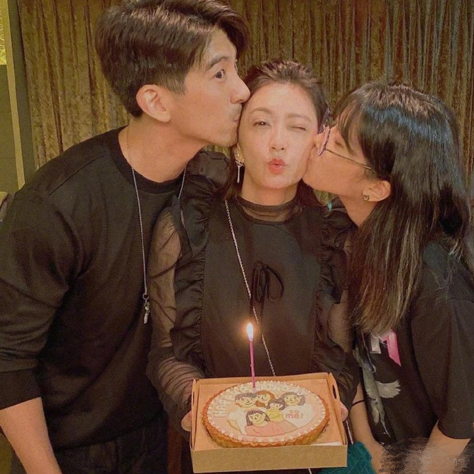 贾静雯|贾静雯晒46岁庆生照，修杰楷梧桐妹左右献吻，咘咘波妞礼物超贴心