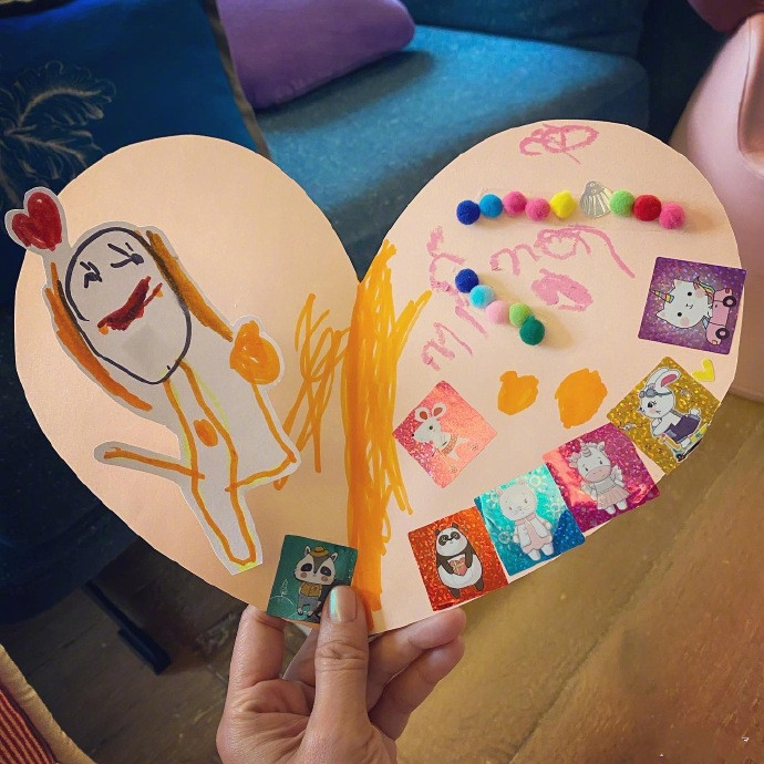 贾静雯|贾静雯晒46岁庆生照，修杰楷梧桐妹左右献吻，咘咘波妞礼物超贴心