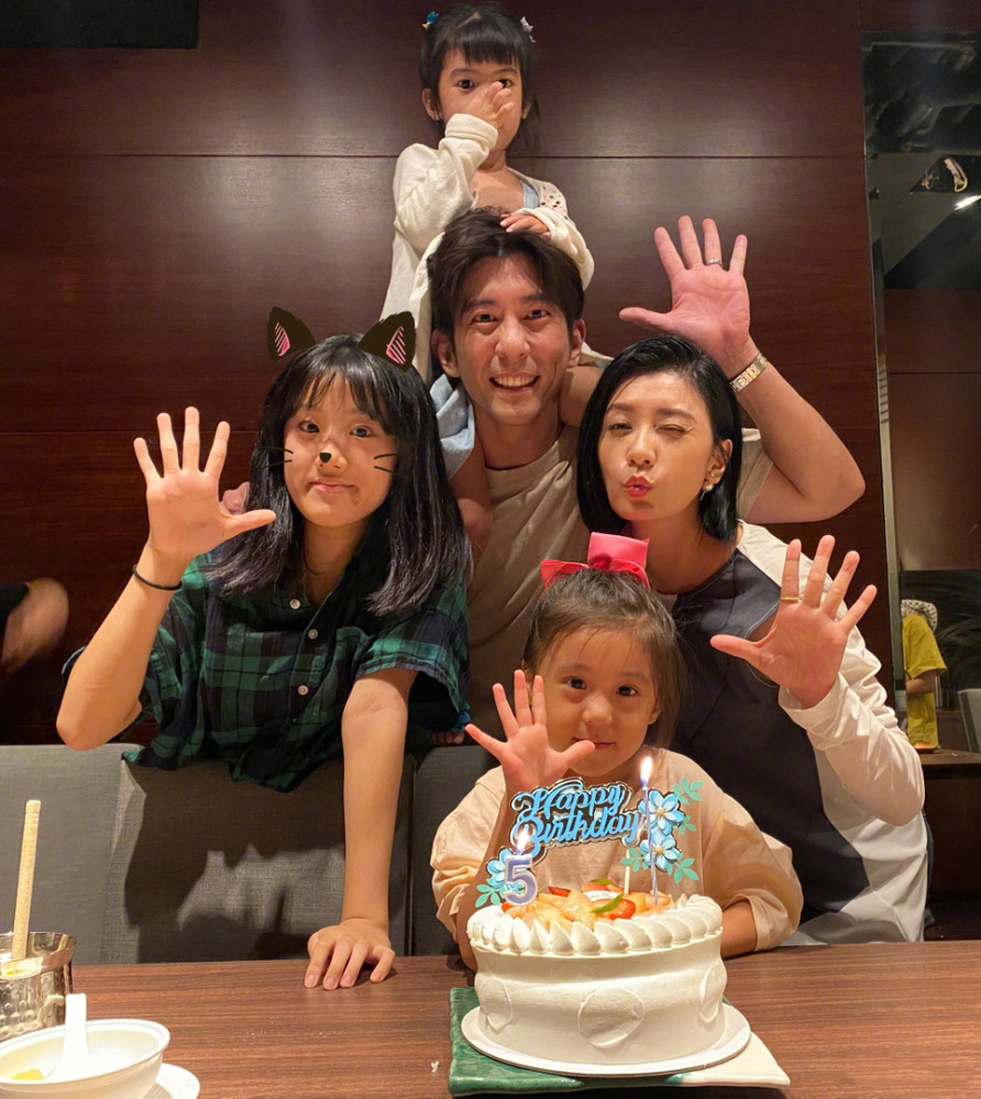 贾静雯|贾静雯晒46岁庆生照，修杰楷梧桐妹左右献吻，咘咘波妞礼物超贴心