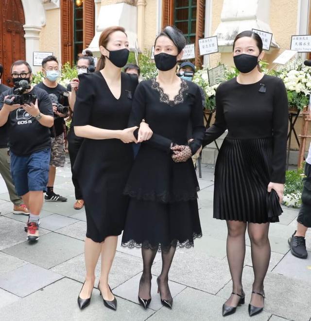 甄子丹|甄子丹送岳父出殡，岳母伤心憔悴需人搀扶，前女首富及500亿亲家吊唁