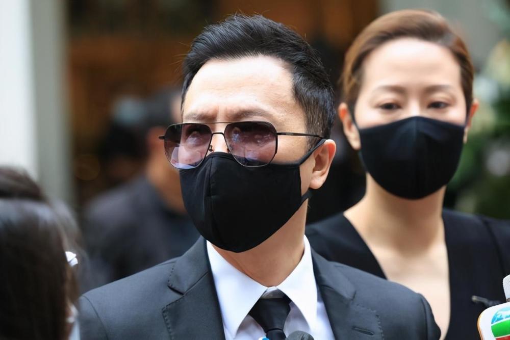 甄子丹|甄子丹送岳父出殡，岳母伤心憔悴需人搀扶，前女首富及500亿亲家吊唁