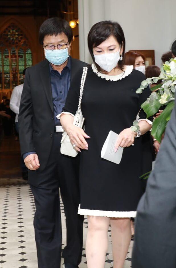 甄子丹|甄子丹送岳父出殡，岳母伤心憔悴需人搀扶，前女首富及500亿亲家吊唁