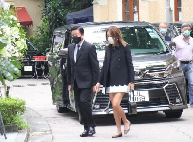 甄子丹|甄子丹送岳父出殡，岳母伤心憔悴需人搀扶，前女首富及500亿亲家吊唁