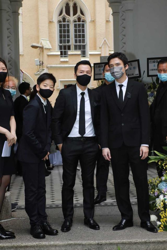 甄子丹|甄子丹送岳父出殡，岳母伤心憔悴需人搀扶，前女首富及500亿亲家吊唁