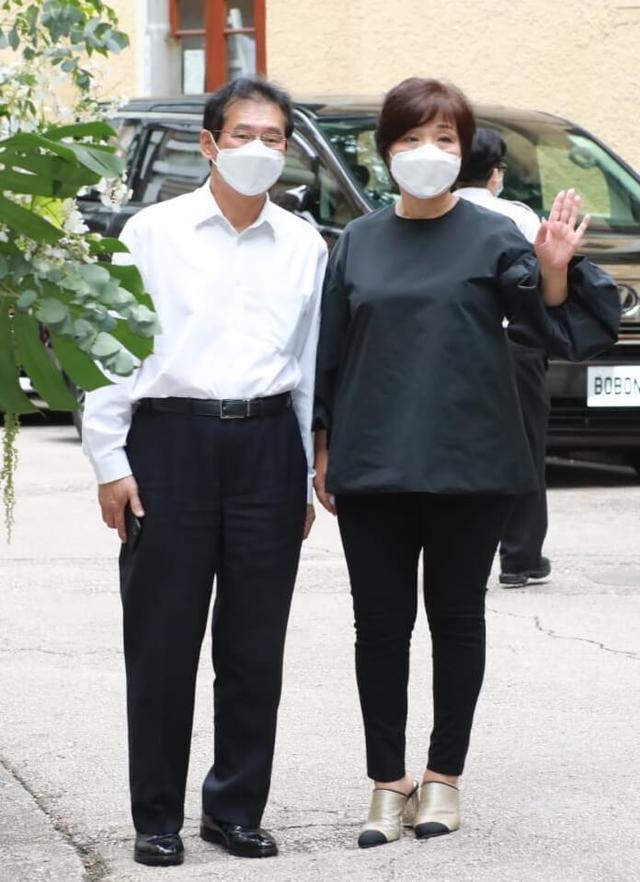 甄子丹|甄子丹送岳父出殡，岳母伤心憔悴需人搀扶，前女首富及500亿亲家吊唁